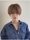 丸みショート うざバング 耳かけ 小顔 ベージュカラー 似合わせ