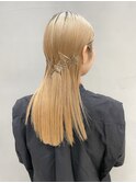 ハイトーン　ストレートヘア　ピンアレンジ　ブロンド　金髪