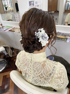ヘアーアンドメイクアップモパ シニヨンアレンジ