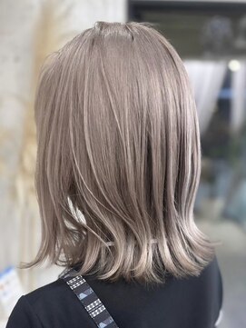 リア(riah) ダブルカラーミルクティーベージュレイヤーカット韓国ヘア