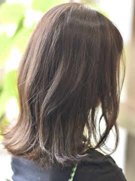 スイ(Sui) 外ハネセミディ/透明感ベージュ/レイヤースタイル