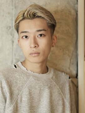 ダグラスヘア キングスワン 一宮(Douglas hair King's one) 【バーバースタイル】 7:3分け金髪フェードカット