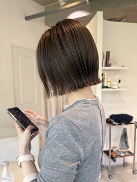 ロエ(loe) 大人の雰囲気漂うダークフォギーグレージュ