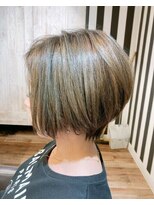 クロワ(croix)&nbsp;カーキグレージュイルミナカラー×前下がりミニボブ
