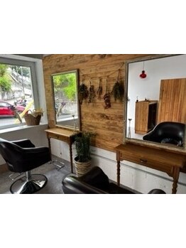 日常の忙しさから離れホッとできる空間で一人ひとりの髪質・お悩みに合わせて似合うスタイルをご提案◎