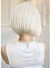 柔らか透明感◎プラチナブロンドカラーの大人丸みショートボブ