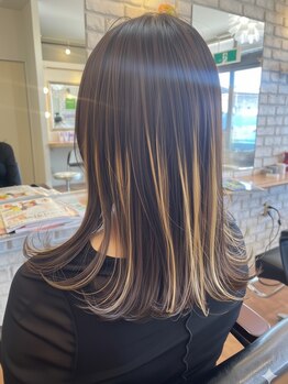 《モチの良さが大好評♪》技術力の高いスタッフが美しいフォルムをカットで作る◎乾かすだけで決まるヘアに