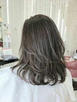 クオリス 上福岡店(QUALIS) アッシュグレー/ダブルカラー/レイヤーカット/くびれ/ワンカール