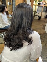 ロベルシ(ROVERSI) レイヤー多めのコテ巻き風デジタルパーマ