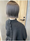 ●ブリーチありグレージュカラー×ぱつっとボブ