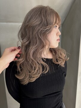 ニキータ(Nikiita) 〈ケアブリーチ/ミルクティーグレージュ/ウェーブスタイル〉