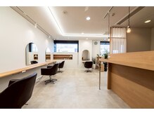 白を基調としたシックな店内、日常を忘れるゆったりとした空間