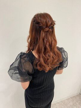 ディティカ ティア(Dityca tia) 可愛らしいハーフアップ