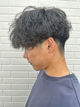 ヒュイル バイ ニアウ(Hwyl by Niau) メンズマッシュパーマ波巻スパイラルパーマニュアンスパーマ