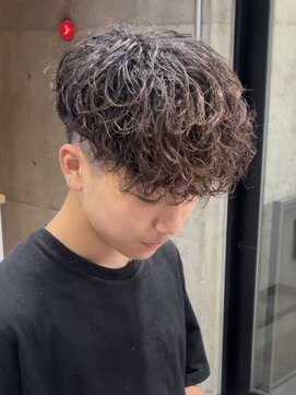 イーラ(era) 外国人スペインカール　メンズ　パーマ　フェード　眉カット