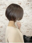 洗練されたシンプルショート｜ナチュラルカラー