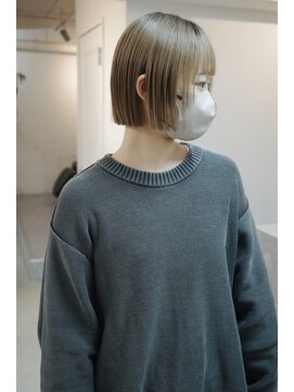 フェイヴィーズ(FavyS) ハイトーンベージュ襟足ギリギリミニボブ