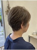 暗くなりすぎない自然な白髪カバーショート