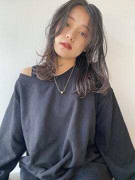 ルーイ(LOUIE) センターパートの大人ミディアム/地毛風カラー