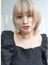 ファム(femme) ハイトーンマッシュウルフホワイトベージュブリーチ抜きっぱなし