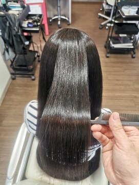 ドゥージングヘアースクラッチ(Dozing Hair Scratch) 強いくせ毛もお任せ艶髪ストレート