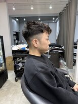 スペインカール フェード 刈り上げショート