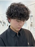 強めのスパイラルパーマ×センターパートウルフスタイル