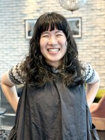 エン(YENN)&nbsp;ラフなカールで作る柔らかセミロング