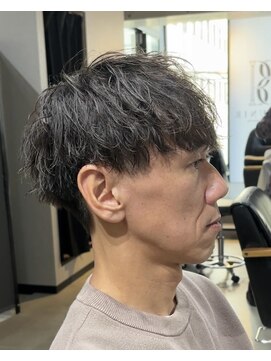 ビジネスパーマ　オフィスカジュアル　緩めツイストスパイラル