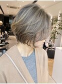 白髪ぼかしハイライトグレージュ前下がりショート