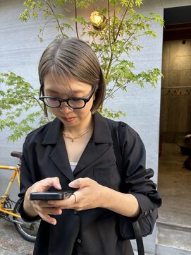 キルム(Qilm) パツっと大人ハイトーンボブ。グレーベージュ。