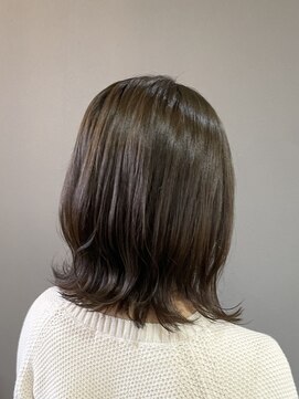 ココカラヘアー ニコ(cococara hair nico) ミディアム/外ハネ/オリーブ