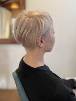 イコル(ikoru)&nbsp;ハイトーンショートブリーチカラーグレージュ代官山40代