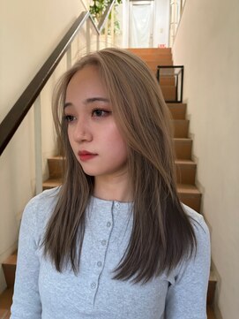 サンク 原宿 表参道(cinq) ヘーゼルグレージュミディアムレイヤー顔まわりチョコブラウン