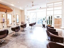 オーブ ヘアー プア 大船店(AUBE HAIR pua)の雰囲気（開放感のある明るい店内で、くつろぎの時間をお過ごしください。）