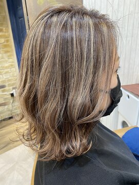 ヘアーサロン キー(Key) ハイライトゆる巻きウェーブ♪ライトシルバーバレイヤージュ