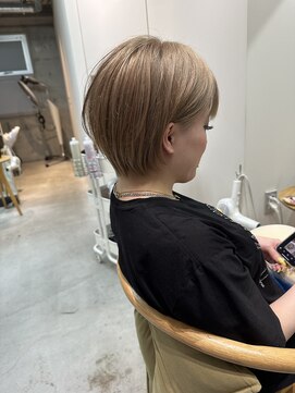 ミィ 浦和(mee) 斜めバング グレージュカラー デザインカラー シルキーベージュ