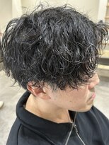 ヒュイル バイ ニアウ(Hwyl by Niau) メンズセンターパート波巻スパイラルパーマニュアンスパーマ眉毛