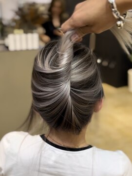 メリー オオサカ(Merly Osaka) 心斎橋/バレイヤージュ/レイヤーカット/海外レイヤー