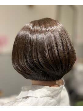アンジー(Angee) 丸みシルエットのショートボブに透明感たっぷりのアッシュカラー