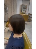 ヘーゼルベージュに結べるボブ