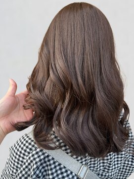 ポルト(porto produced by teatro hair salon) ミディアムレイヤー コテ巻き アッシュブラウン 透明感カラー