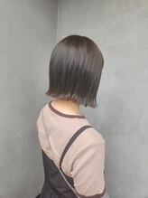 【赤みを抑えて、透けるツヤ】赤みを柔らかくオフ。光に透けるような、透明感アッシュ 