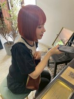 シー 岡崎(,SHE) 鮮やかな赤が映えるタイトな前下がりストレートボブ