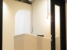 ニド(nid)の雰囲気（湾曲美と和が調和する洗練された上質空間）