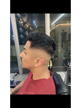 フランクスバーバーリザーブ 人形町店(FRANK’S BARBER RESERVE) ミドルスキンフェードナチュラルトップ