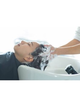 自然に囲まれた環境でデトックスでしてみませんか？頭皮環境を整えて、髪も心も癒されるヘッドスパを…。