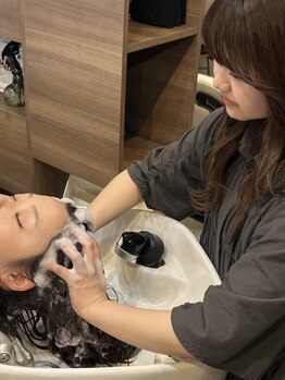 ビーハイブ ギフト(BeeHIVE GIFT)の写真/ヘッドスパ人気スタイリスト在籍♪季節の変わり目からくる疲れもヘッドスパでリフレッシュ♪至福の時間を…