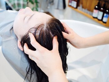 ヘアーサロン テテ(hair salon tete)の写真/ほっと癒やされるひとときを。頭皮や髪にやさしい極上ヘッドスパ体験♪（40文字）