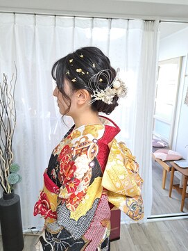 きものサロン すずめ屋 ルーズシニヨンに金箔,ドライフラワーを散らして華やかアップ♪